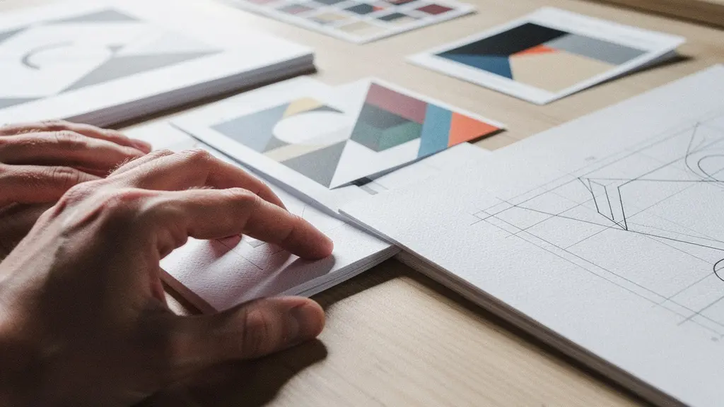 Professionell gestaltete Bewerbungsunterlagen auf einem Schreibtisch