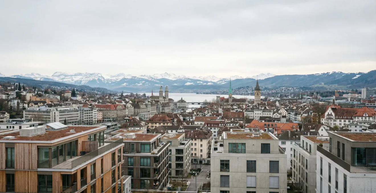 Panoramablick über Zürich mit modernen Wohngebäuden und Zürichsee für Immobilienpreis-Analyse
