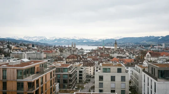 Panoramablick über Zürich mit modernen Wohngebäuden und Zürichsee für Immobilienpreis-Analyse